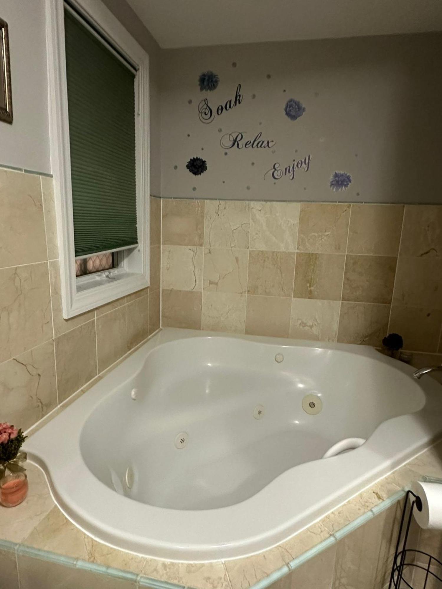 Spacious And Cozy- Near T-station-quiet Neighborhood! Apartment