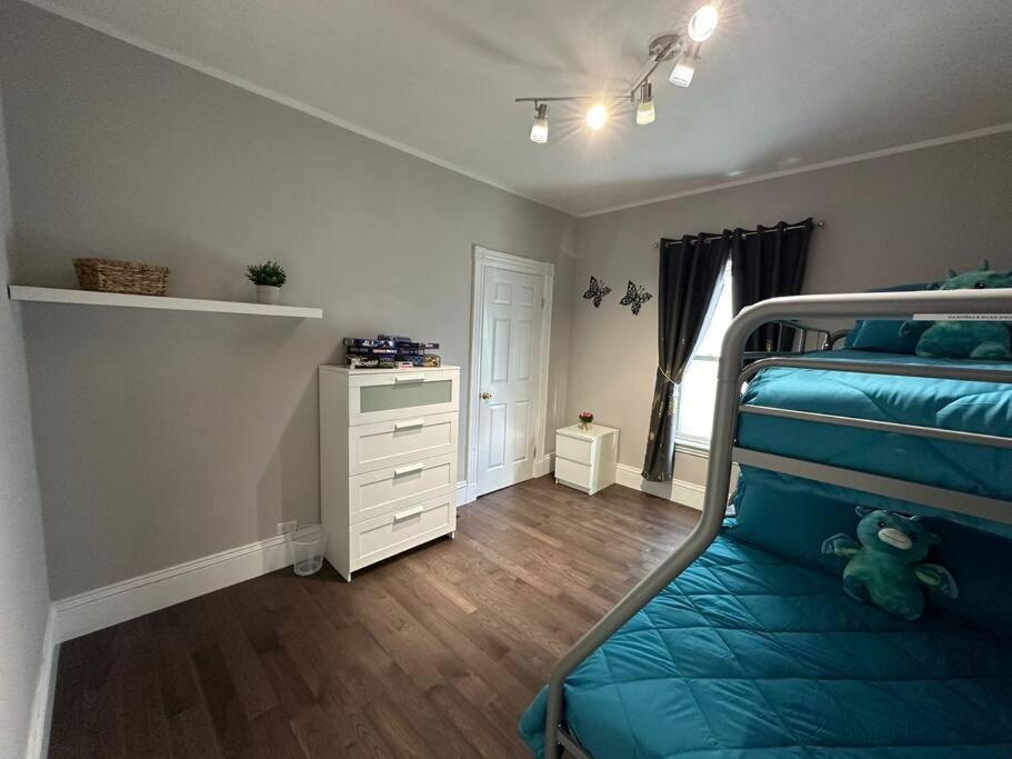 Spacious And Cozy- Near T-station-quiet Neighborhood!