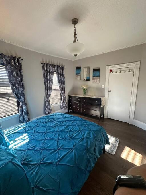 Spacious And Cozy- Near T-station-quiet Neighborhood! *