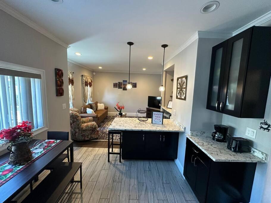 Apartment Spacious And Cozy- Near T-station-quiet Neighborhood! *
