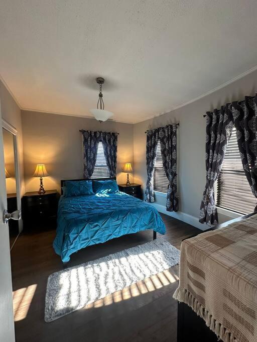 Spacious And Cozy- Near T-station-quiet Neighborhood! *