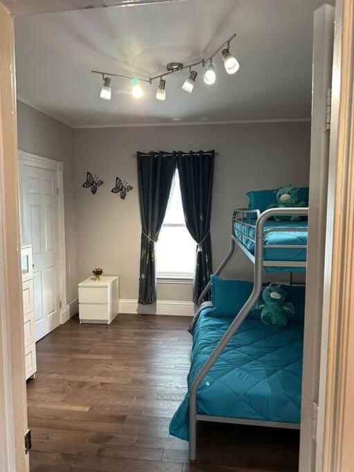 Spacious And Cozy- Near T-station-quiet Neighborhood! Apartment *
