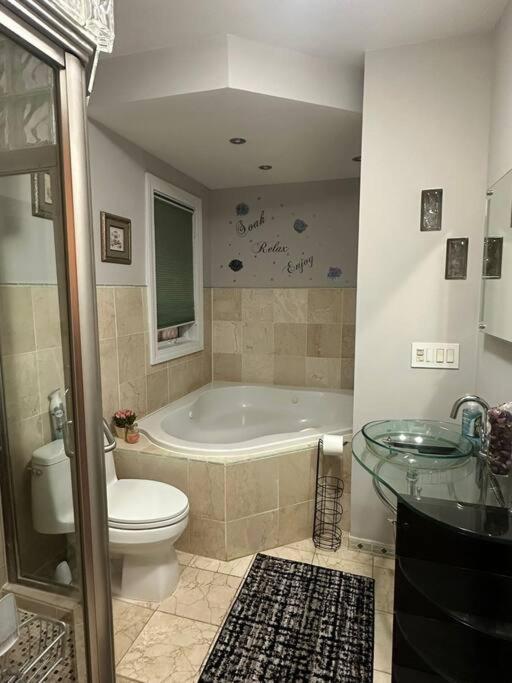 Spacious And Cozy- Near T-station-quiet Neighborhood! Apartment