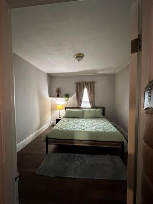 Spacious And Cozy- Near T-station-quiet Neighborhood! Apartment *