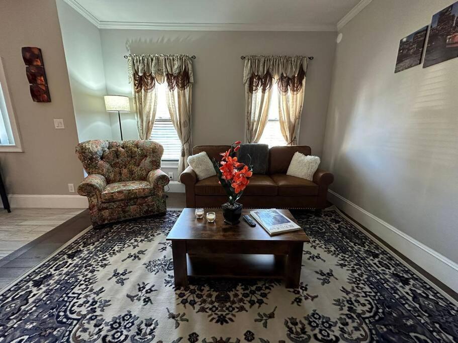 Spacious And Cozy- Near T-station-quiet Neighborhood! Apartment